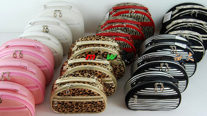 【義烏廠家生產(chǎn)加工化妝包、冰包、手提包、拉桿包等箱包】?jī)r(jià)格,廠家,圖片,服飾加工,肖守田(個(gè)體經(jīng)營(yíng))-