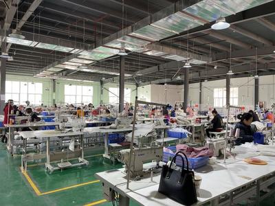 小箱包新產業(yè) 讓搬遷群眾安居樂業(yè)