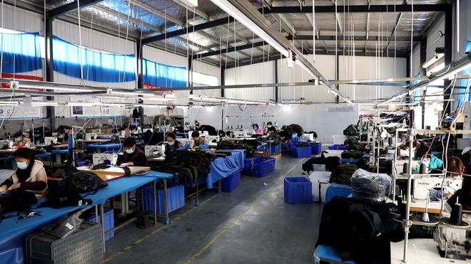 洛寧縣城關(guān)鎮(zhèn)鄉(xiāng)賢黃京玉 一朵怒放的鄉(xiāng)賢花，托起箱包加工致富夢